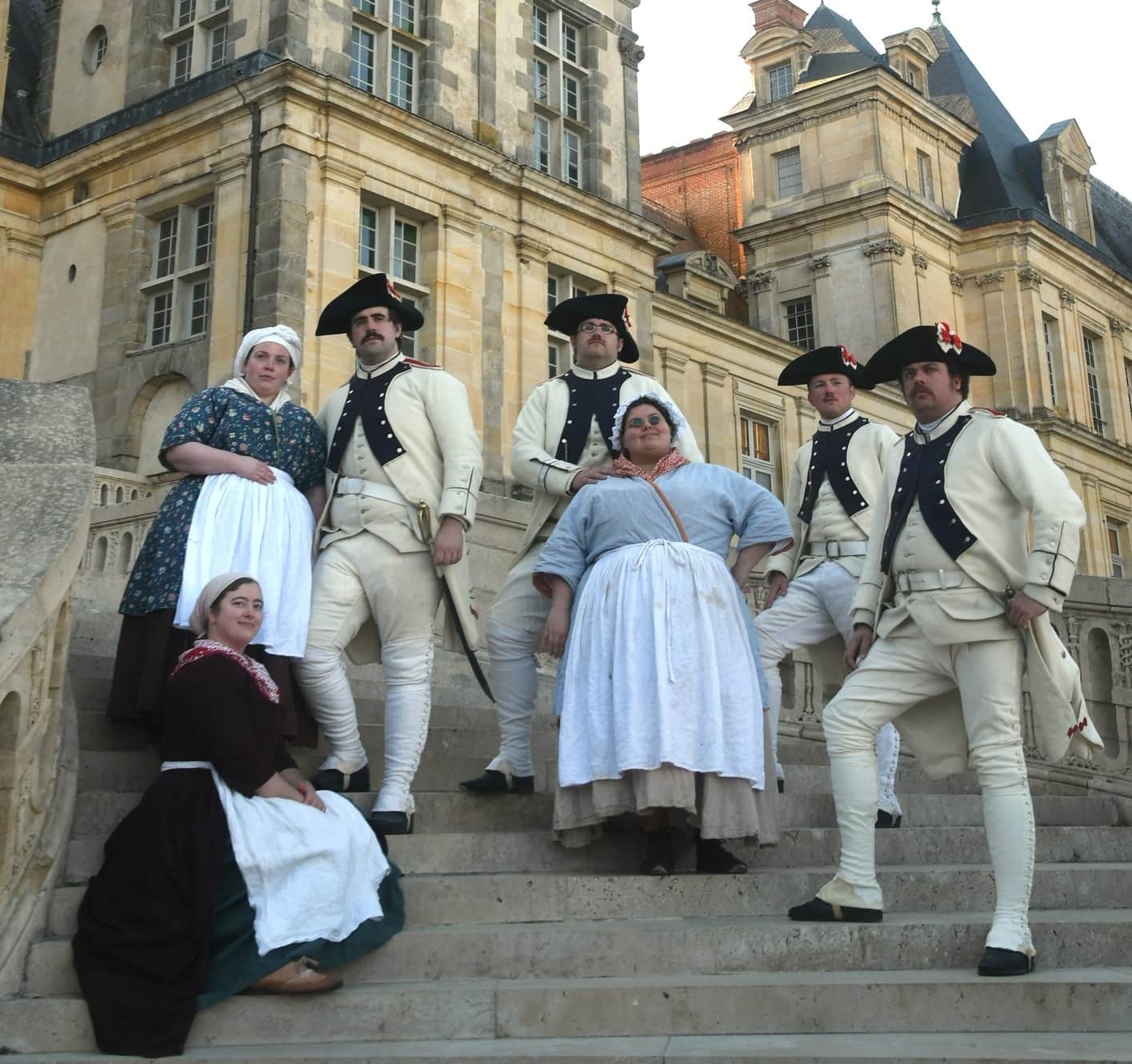 Solider or saldats of the Compagnie de Grenadiers of Le Gatinois with their civilian camp followers, played by 18th century reenactors of Redcoats and Revolutionaries. Photo by Martina Cammerata